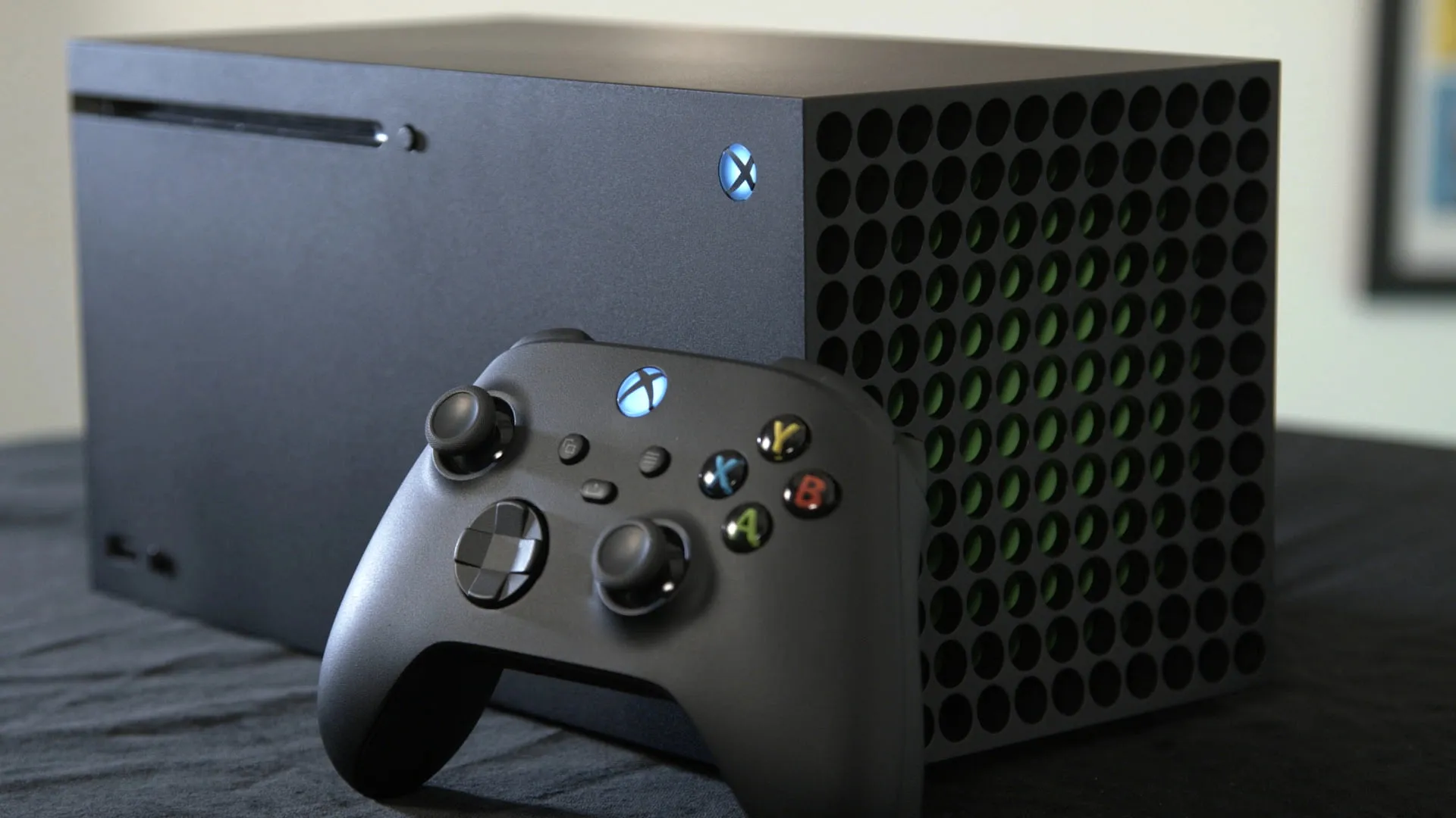 کنسول Xbox Series X با کنترلر مشکی بی‌سیم و پشتیبانی از دالبی ویژن